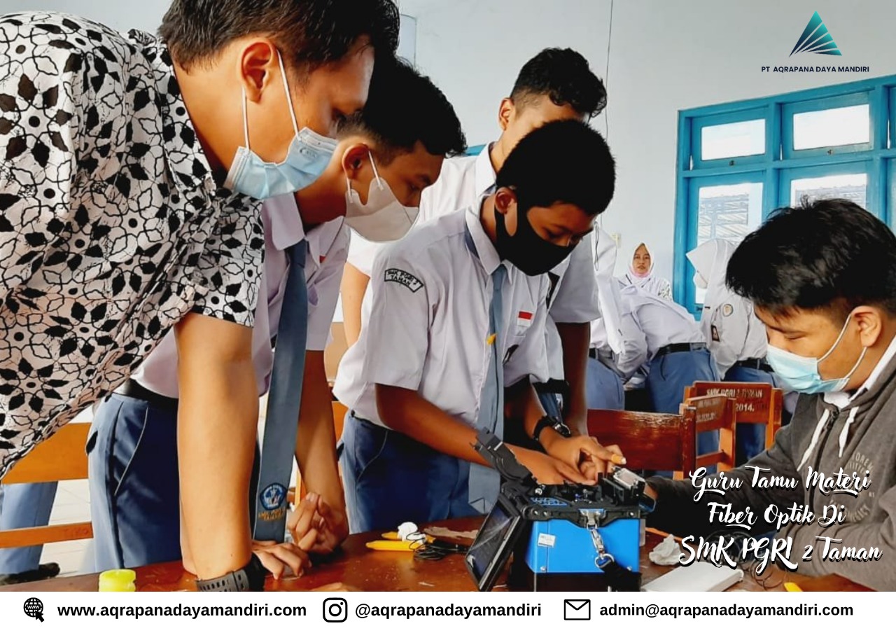 Guru Tamu Materi Fiber Optik di SMK PGRI 2 Taman
